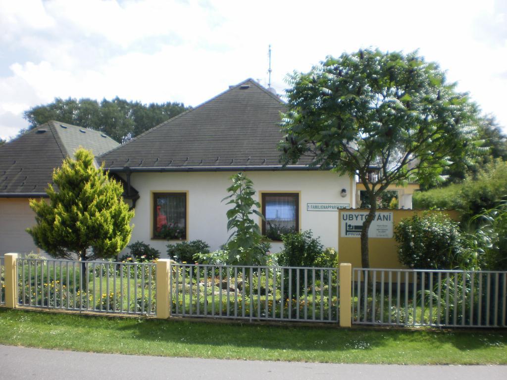 Privat Buk 100 Apartment Jindrichuv Hradec Luaran gambar