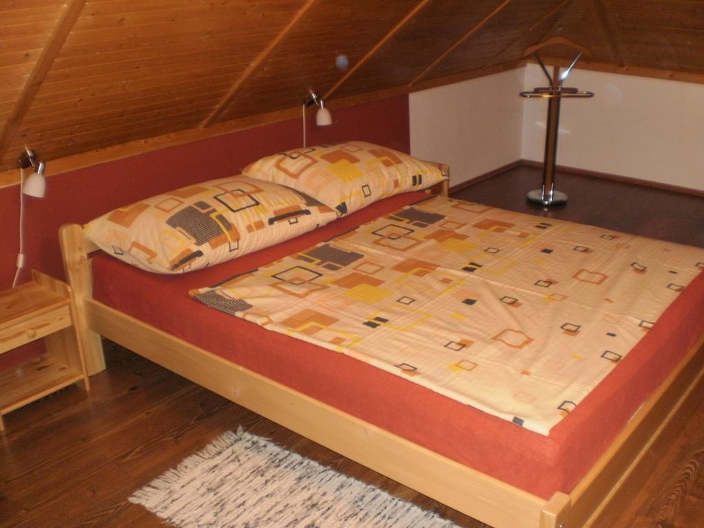 Privat Buk 100 Apartment Jindrichuv Hradec Luaran gambar