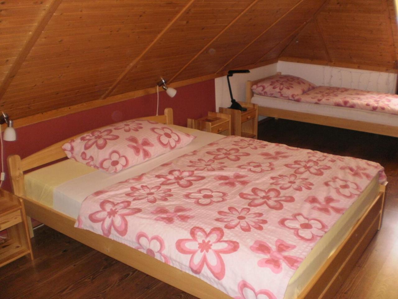 Privat Buk 100 Apartment Jindrichuv Hradec Luaran gambar