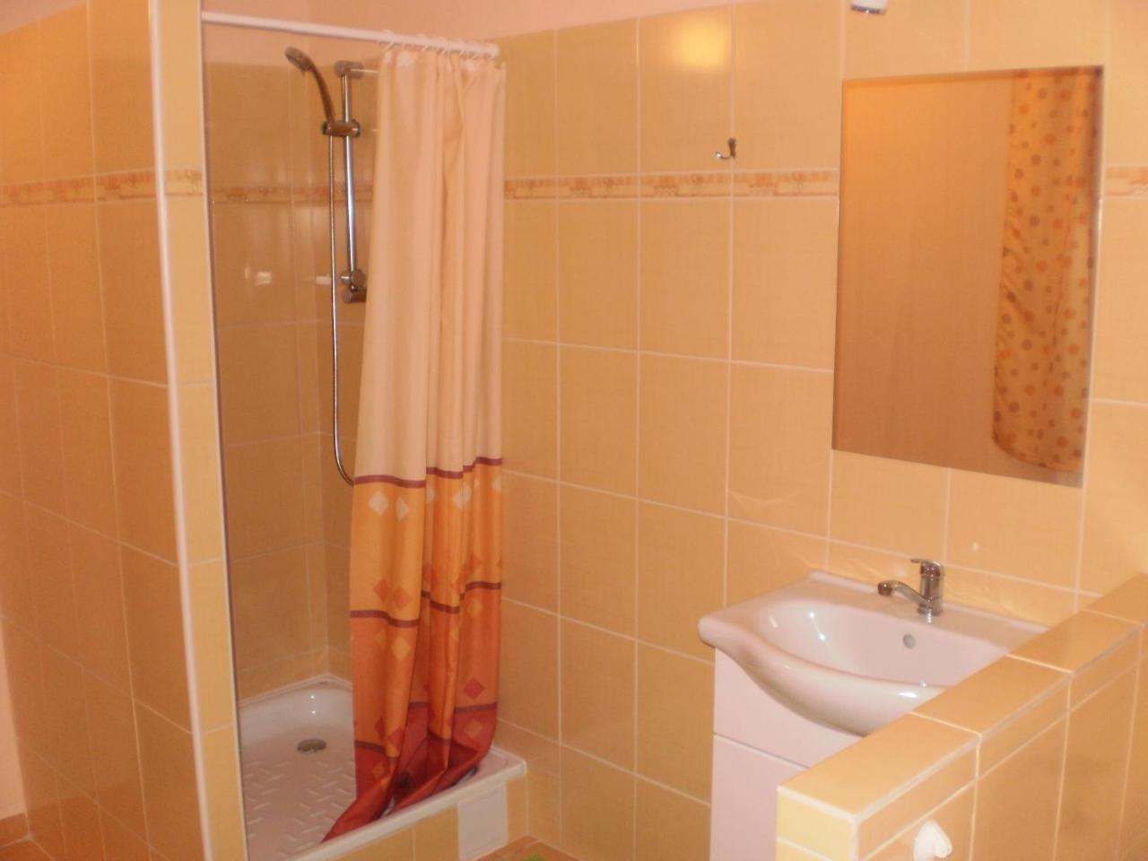 Privat Buk 100 Apartment Jindrichuv Hradec Luaran gambar